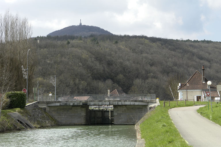 Site, le pont et la maison éclusière et en arrière plan, la chapelle Notre-Dame de l'Etang. © Région Bourgogne-Franche-Comté, Inventaire du patrimoine
