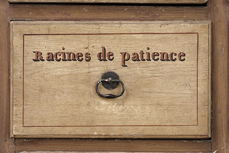 Laboratoire, détail d'un tiroir. © Région Bourgogne-Franche-Comté, Inventaire du patrimoine