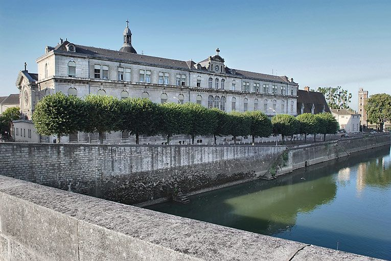 Façade sur la Saône. © Région Bourgogne-Franche-Comté, Inventaire du patrimoine Façade sur la Saône. © Région Bourgogne-Franche-Comté, Inventaire du patrimoine