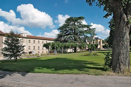 Vue du parc, au fond : bâtiments de l'asile et chevet de la chapelle. © Région Bourgogne-Franche-Comté, Inventaire du patrimoine