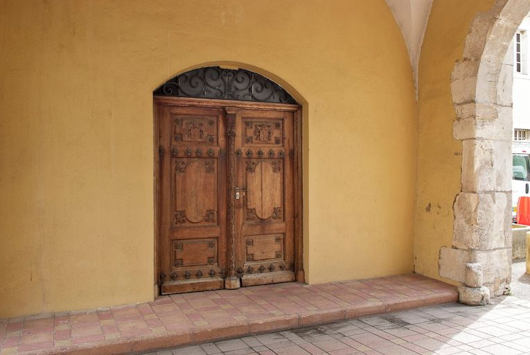 Porte d'accès au couloir des cuisines et au réfectoire. © Région Bourgogne-Franche-Comté, Inventaire du patrimoine