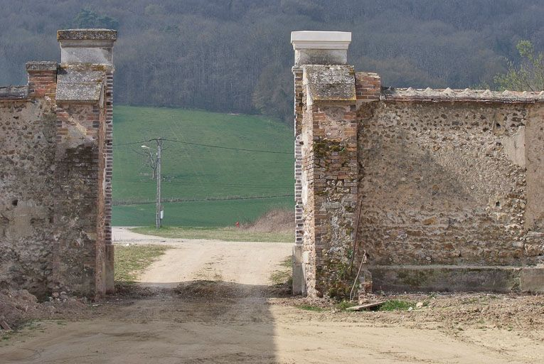 Portail, vue de l'intérieur de la cour. © Région Bourgogne-Franche-Comté, Inventaire du patrimoine