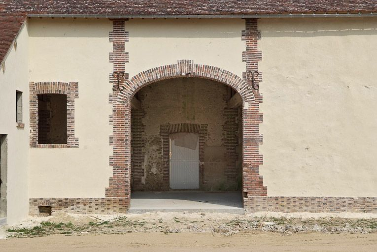 Bâtiment avec appentis à gauche dans la cour, porte charretière. © Région Bourgogne-Franche-Comté, Inventaire du patrimoine