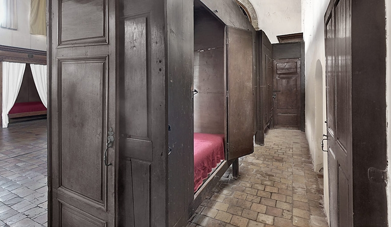 Ruelle des lits mi-clos de la salle des hommes (en 2010). © Région Bourgogne-Franche-Comté, Inventaire du patrimoine
