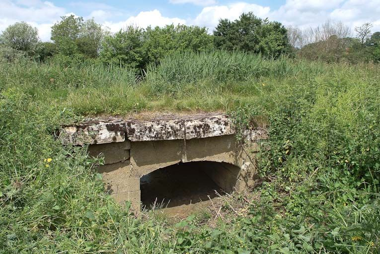 Pont en pierre sur un affluent de la Seille. Seille en arrière-plan. © Région Bourgogne-Franche-Comté, Inventaire du patrimoine