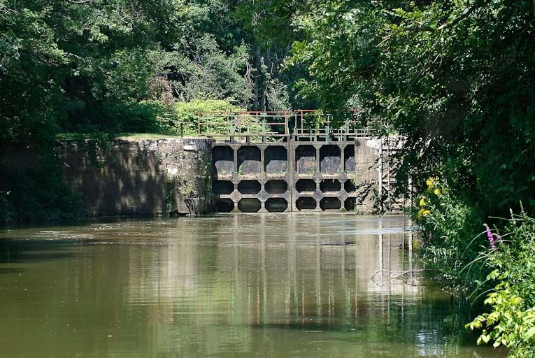 Le sas de l'écluse, vu d'aval. © Région Bourgogne-Franche-Comté, Inventaire du patrimoine