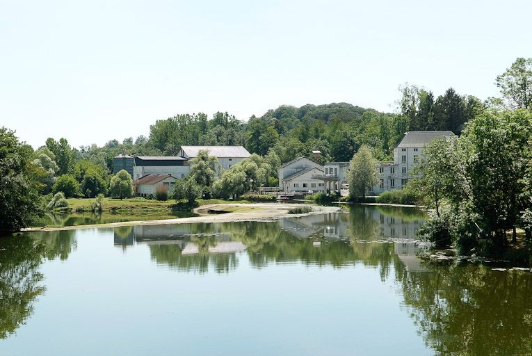 Le moulin vu d'amont. Le barrage en amont. © Région Bourgogne-Franche-Comté, Inventaire du patrimoine