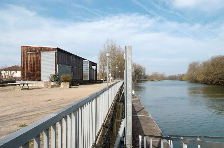 Port de Louhans. A gauche, la capitainerie, vue d'aval. © Région Bourgogne-Franche-Comté, Inventaire du patrimoine