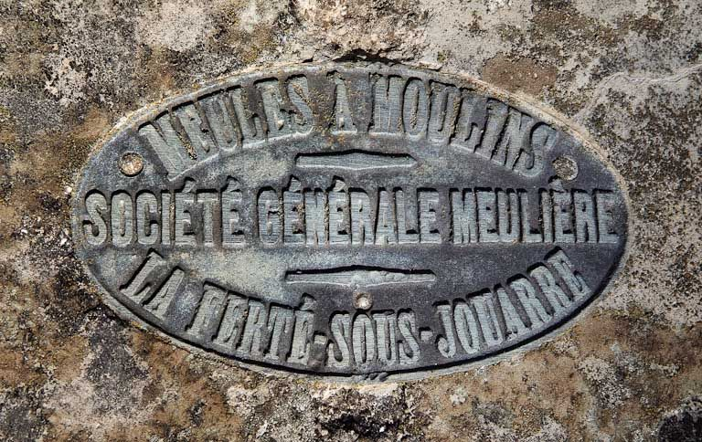 Moulin de Bourgchâteau, détail d'une plaque sur une meule, placée aujourd'hui devant le moulin. © Région Bourgogne-Franche-Comté, Inventaire du patrimoine