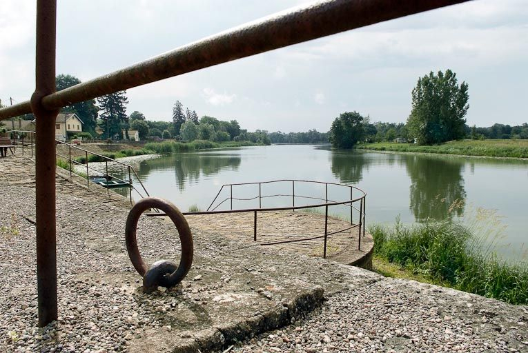 Descente vers l'abreuvoir aménagé sur le quai. Un anneau d'amarrage. © Région Bourgogne-Franche-Comté, Inventaire du patrimoine
