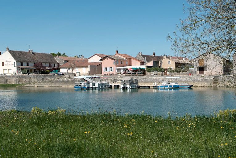 Digue protégeant La Truchère, avec port. © Région Bourgogne-Franche-Comté, Inventaire du patrimoine