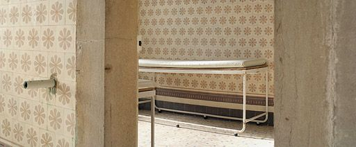 Salle de massage, vue depuis la salle située à droite. © Région Bourgogne-Franche-Comté, Inventaire du patrimoine Salle de massage, vue depuis la salle située à droite. © Région Bourgogne-Franche-Comté, Inventaire du patrimoine