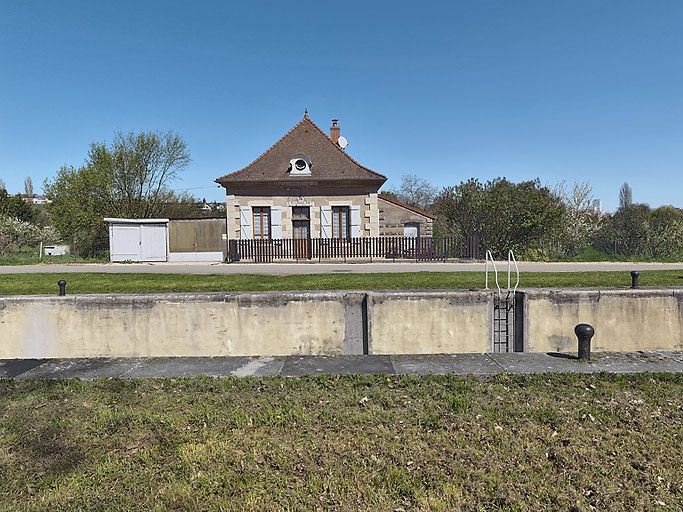 Vue d'ensemble du site d'écluse vu de face. © Région Bourgogne-Franche-Comté, Inventaire du patrimoine