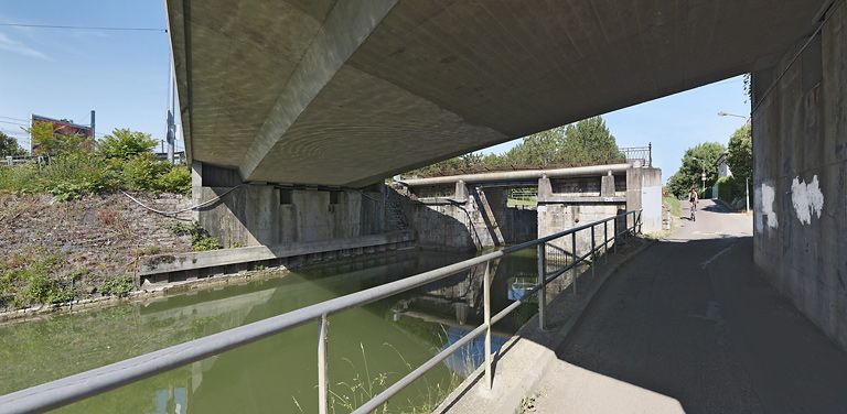 Pont routier moderne au premier plan, au second : l'ancien pont désaffecté. © Région Bourgogne-Franche-Comté, Inventaire du patrimoine