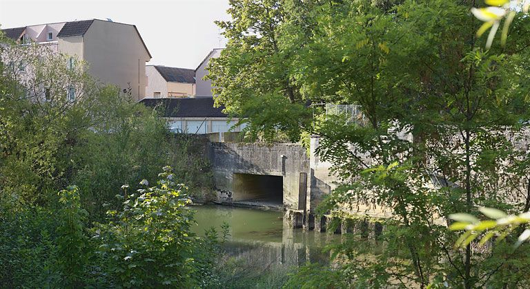 Cette prise d'eau dans l'Ouche débouche dans le port grâce à un aqueduc. © Région Bourgogne-Franche-Comté, Inventaire du patrimoine