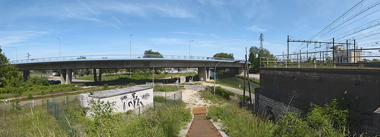 Pont permettant le passage du boulevard John Kennedy. A droite la voie ferrée. © Région Bourgogne-Franche-Comté, Inventaire du patrimoine