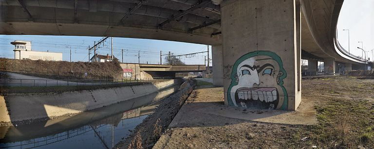 Pont routier permettant le passage des boulevards John Kennedy et Maillard vu du dessous. A l'arrière-plan : pont ferroviaire. © Région Bourgogne-Franche-Comté, Inventaire du patrimoine