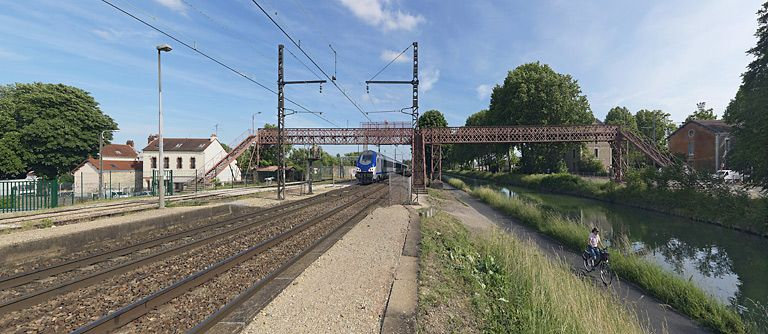 La passerelle, vue d'ensemble d'amont. Le site SNCF qu'elle dessert est à droite de l'image. © Région Bourgogne-Franche-Comté, Inventaire du patrimoine