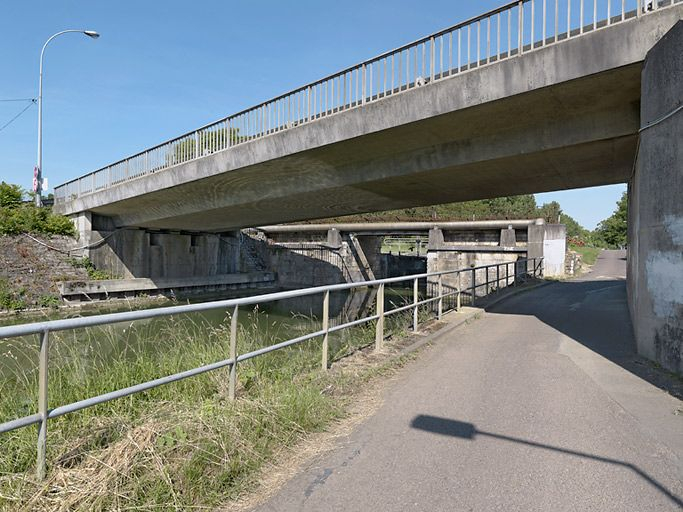 Pont moderne remplaçant le pont sur l'écluse 56. © Région Bourgogne-Franche-Comté, Inventaire du patrimoine