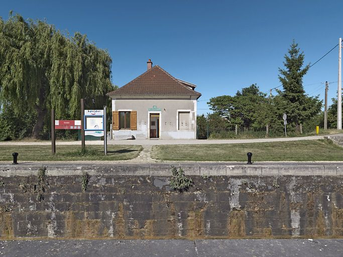 Maison éclusière de face : les ouvertures sont conformes au modèle de cette série. © Région Bourgogne-Franche-Comté, Inventaire du patrimoine