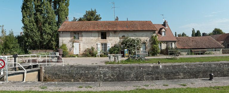 Vue de face de la maison éclusière. © Région Bourgogne-Franche-Comté, Inventaire du patrimoine