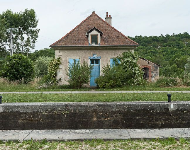 Vue de face de la maison éclusière. © Région Bourgogne-Franche-Comté, Inventaire du patrimoine