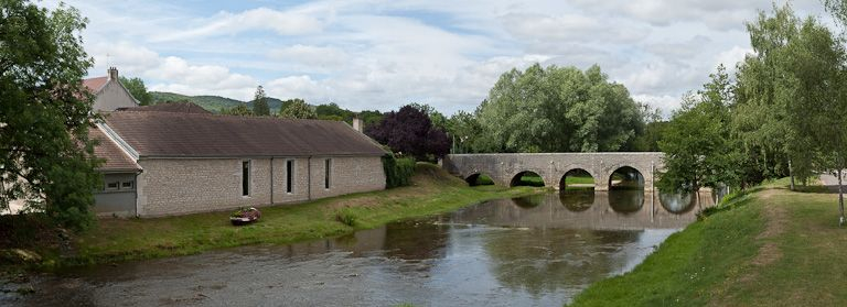 Vue du pont ancien sur l'Ouche. © Région Bourgogne-Franche-Comté, Inventaire du patrimoine