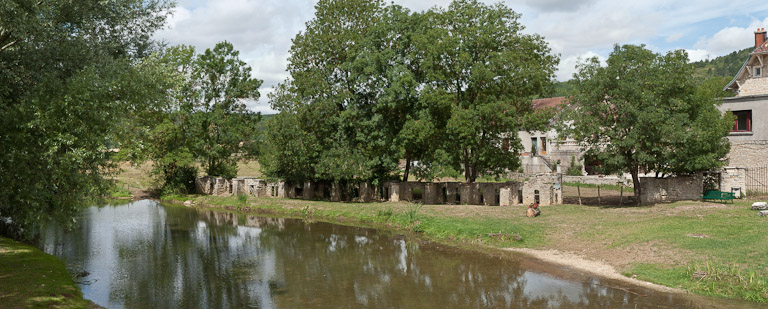 Vue du mur dit "évacuateur de crue". © Région Bourgogne-Franche-Comté, Inventaire du patrimoine