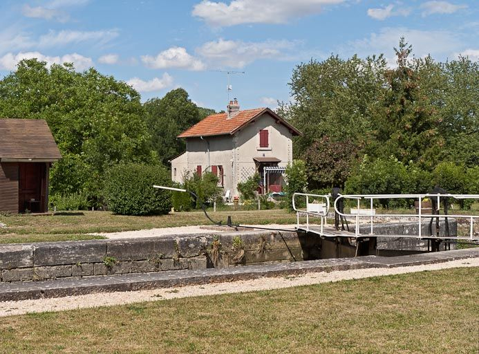 Vue de la maison depuis le site d'écluse 44 du versant Saône. © Région Bourgogne-Franche-Comté, Inventaire du patrimoine