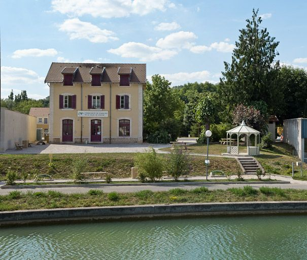 Vue de la gare de Velars-sur-Ouche depuis la rive droite du canal. © Région Bourgogne-Franche-Comté, Inventaire du patrimoine