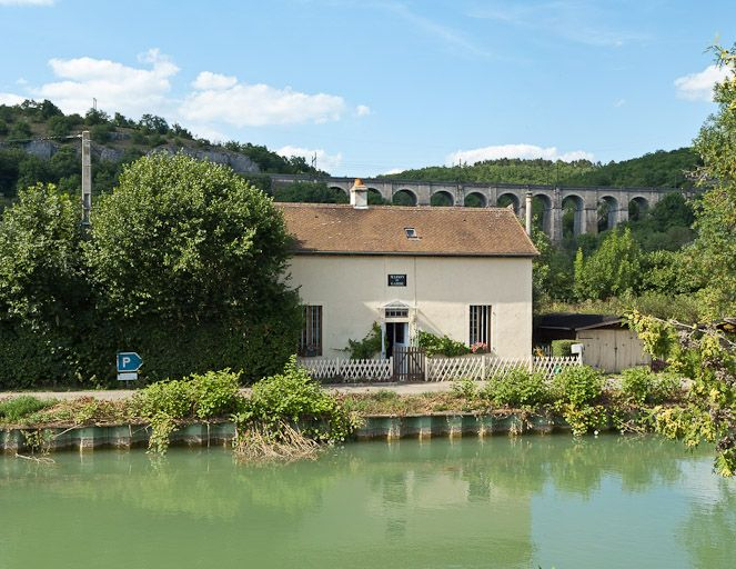 Vue de la maison depuis la rive droite du canal. © Région Bourgogne-Franche-Comté, Inventaire du patrimoine Vue de la maison depuis la rive droite du canal. © Région Bourgogne-Franche-Comté, Inventaire du patrimoine