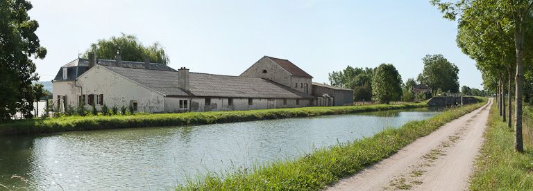 Vue de la cimenterie située sur la rive droite du canal. © Région Bourgogne-Franche-Comté, Inventaire du patrimoine
