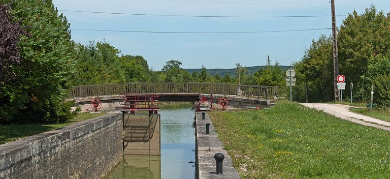Vue du pont depuis l'amont. © Région Bourgogne-Franche-Comté, Inventaire du patrimoine Vue du pont depuis l'amont. © Région Bourgogne-Franche-Comté, Inventaire du patrimoine
