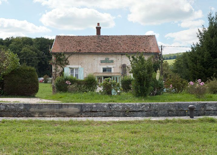 Vue de face de la maison éclusière. © Région Bourgogne-Franche-Comté, Inventaire du patrimoine