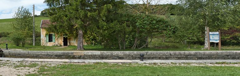 Vue de face de la maison éclusière. © Région Bourgogne-Franche-Comté, Inventaire du patrimoine