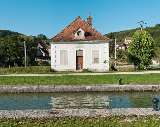 Vue de face de la maison éclusière. © Région Bourgogne-Franche-Comté, Inventaire du patrimoine