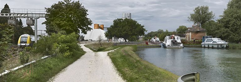 Vue d'ensemble de l'environnement du site d'écluse. De droite à gauche : la maison éclusière, le canal, un silo, la voie ferrée. © Région Bourgogne-Franche-Comté, Inventaire du patrimoine