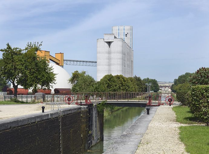 Pont vu d'amont. Silos en arrière-plan. © Région Bourgogne-Franche-Comté, Inventaire du patrimoine