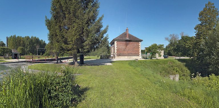 Maison éclusière : côté droit. © Région Bourgogne-Franche-Comté, Inventaire du patrimoine