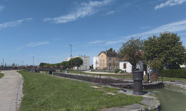 Vue d'ensemble prise d'amont. Site SNCF au fond à gauche. © Région Bourgogne-Franche-Comté, Inventaire du patrimoine