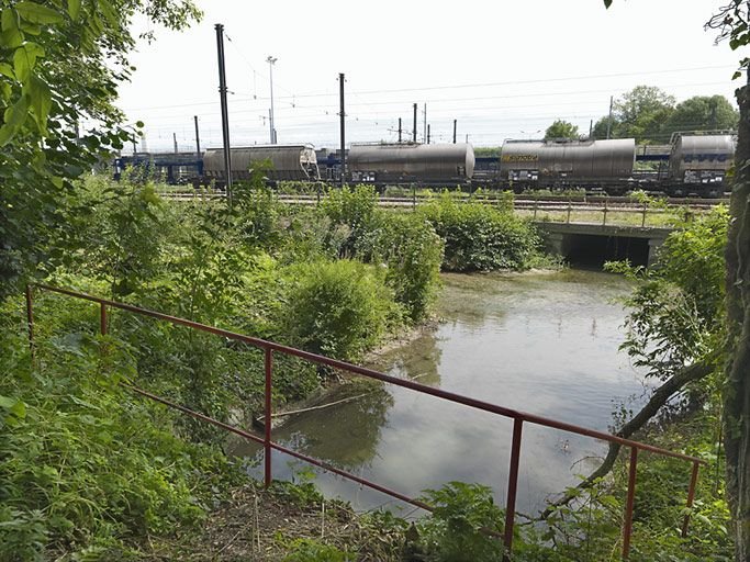 Sortie de l'aqueduc du ruisseau du Préblin, la rigole d'évacuation du canal le rejoint sur la gauche pour passer sous les voies ferrées. © Région Bourgogne-Franche-Comté, Inventaire du patrimoine