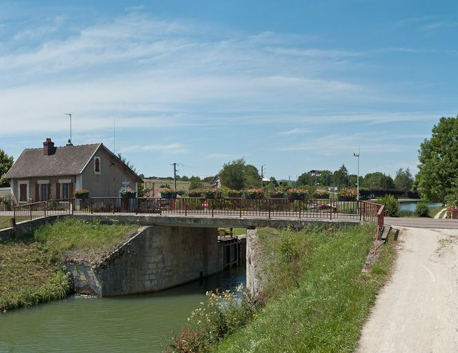 Vue du pont sur écluse au premier plan et de la maison de garde à gauche. © Région Bourgogne-Franche-Comté, Inventaire du patrimoine