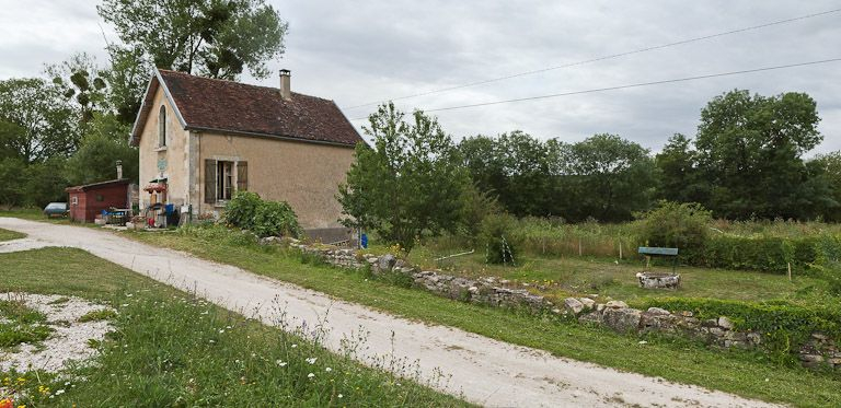 Vue de la maison éclusière et du jardin. © Région Bourgogne-Franche-Comté, Inventaire du patrimoine