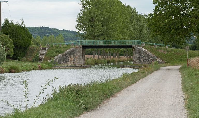 Vue du pont et de la rampe d'escalier à gauche. © Région Bourgogne-Franche-Comté, Inventaire du patrimoine