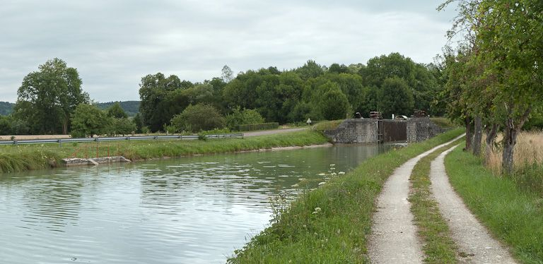 Vue de l'arrivée de la rigole d'alimentation en aval du site d'écluse 93 du versant Yonne. © Région Bourgogne-Franche-Comté, Inventaire du patrimoine