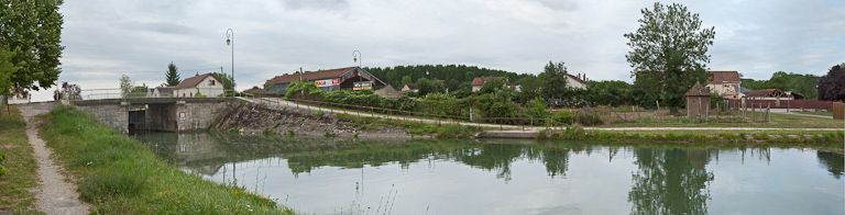 Vue du pont sur écluse et de l'arrivée de la rigole d'alimentation. © Région Bourgogne-Franche-Comté, Inventaire du patrimoine