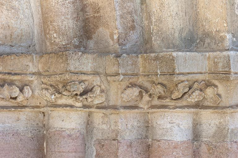 Portail : chapiteaux des colonnettes droites de l'ébrasement. © Région Bourgogne-Franche-Comté, Inventaire du patrimoine
