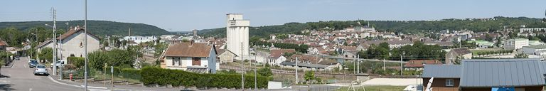 Vue d'ensemble de Montbard. Le port et la ville industrielle au premier plan et la ville ancienne sur la colline. © Région Bourgogne-Franche-Comté, Inventaire du patrimoine