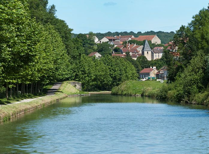 Vue d'ensemble, avec le village de Buffon. © Région Bourgogne-Franche-Comté, Inventaire du patrimoine