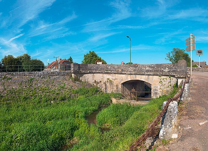 Le pont en moellon et pierre de taille sur la Vandenesse, à la suite du pont sur écluse. © Région Bourgogne-Franche-Comté, Inventaire du patrimoine
